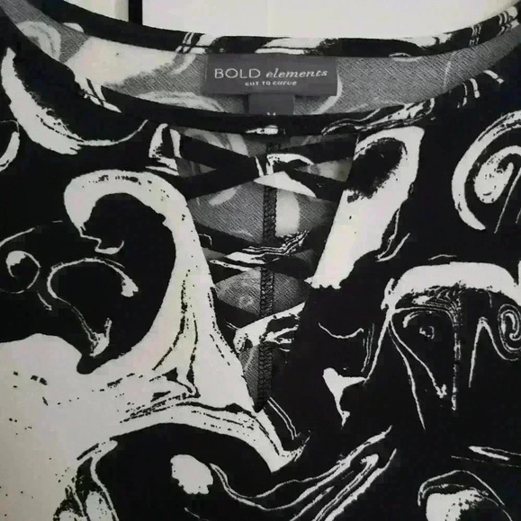 BOLD ELEMENTS | Women's Black/White Swirl Stretchy 3/4 Length Sleeve Top - Picture 3 of 4